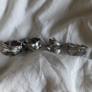 3 rostfria ringar + 1 - 3 rostfria ringar + 1 ring som inte är rostfri (den längst till vänster på bilden, den har rostat lite o blivit röd) Annars är de resterande 3 rostfria Använda några ggr men tvättade, de 3 till höger rostar inte