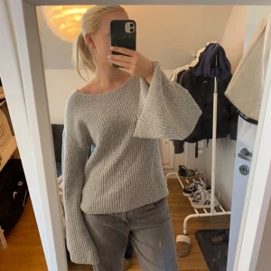 Stickad nakd teöja med utsvängda armar - Nyskick 