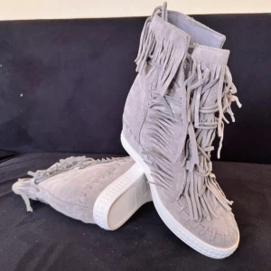 Isabel marant skor - INTRESSESKOLL! funderar på att sälja dessa as snygga skor, dom är i nyskick. Det är samma model som isabel marant skor fast dessa har fransar. Dom är i storlek  36 men passar även mig som har 37. Skriv om du är intresserad 