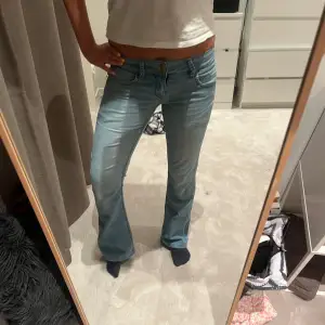 Ljusblå lowwaist bootcut jeans som är så sjukt snygga. Har en liiiiten fläck på baksidan (se bild 4) syns knappt. Midja: 40 Innerben: ca 74 Jag är 162 cm lång. Säljer fler lowwaist jeans 👖 