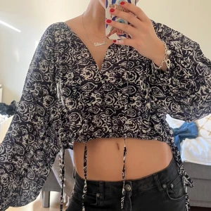 Blus - En sån cool blus som jag har haft i bland annat Grekland osv men även så fin på fester!🤍 Den är L så den sitter oversize men jag själv älskar det och tycker den är så nice att ha utomlands. 