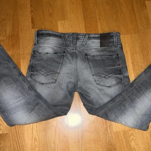 Replay Jeans - Riktigt snygga Replay jeans. Inte så mycket använda, en del slitningar som är riktigt snygga. Säljer på grund av att de var lite för små för mig. Storlek W29 L32. Priset kan möjligtvis diskuteras.