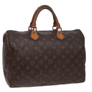 Louis Vuitton Speedy 35 - Louis Vuitton Speedy 35. Ett måste i väskkollektionen! Bra storlek för både vardagsbruk och resor. Perfekt att använda som skol-/arbetsväska. Speedy ger en touch av lyx och stil till varje outfit. Tillverkad i den ikoniska monogramduken.