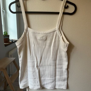 Djerf Avenue ribbat linne - Ribbat vitt linne från Djerf Avenue, strl M. Nypris 550kr. I fint skick förutom missfärgning på insidan från solkräm, inget som syns på utsidan. 