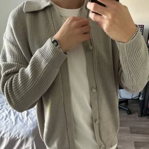 Stickad cardigan  - Säljer nu en riktigt fet stickad cardigan som är perfekt nu till hösten. Fick den i present för några månader men nu kommer den inte till användning. Den har ett skönt stickat material och den är fortfarande i toppskick. Storlek S men passar lätt M.