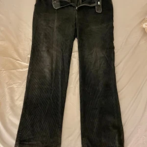 Baggy Manchester byxor - Baggy Manchester/corduroy byxor i en mörk grå färg. Tycker dom e snygga men it riktigt min stil längre. Gissar att de e runt midja 33! Skriv för fler detaljer!