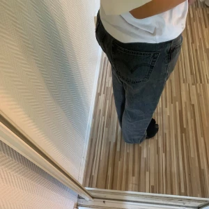 Levi’s jeans - Säljer ett par Levis jeans för 100kr 💓 har aldrig använt dem, bra skick. Tvättas såklart innan  varan postas💓 vet ej hur man ser storlek!
