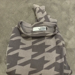 Hösttröja! - En super skön och söt stickad tröja perfekt till höst, köpt second hand i Paris🙌🏽💗