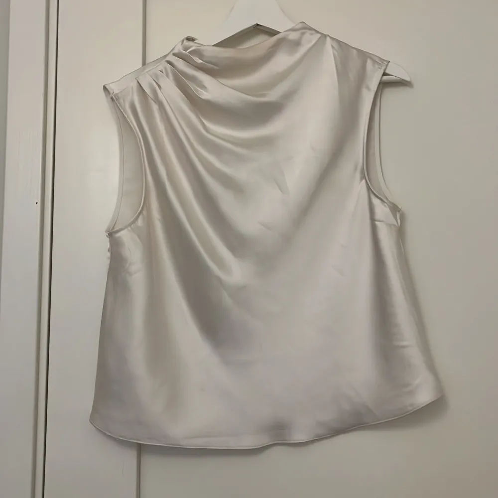Supersöt blus ifrån hm❤️ Endast använd 1 gång❤️ . Puserot.