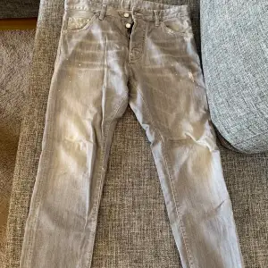 Gråa jeans från Dsquared2 inköpta från Farfetch. Dem är i perfekt skick, storlek 44 slim fit.