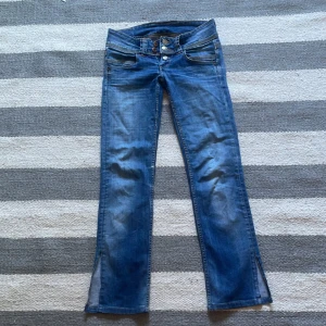 Peppe jeans - Säljer dessa super snygga jeans pga att de är för små för mig, jeansen har en snygg slits där nere. Jag kan inte se vilken storlek det är men jag är 165 och de är för korta för mig och har 25-26 i midja.❤️😍💝