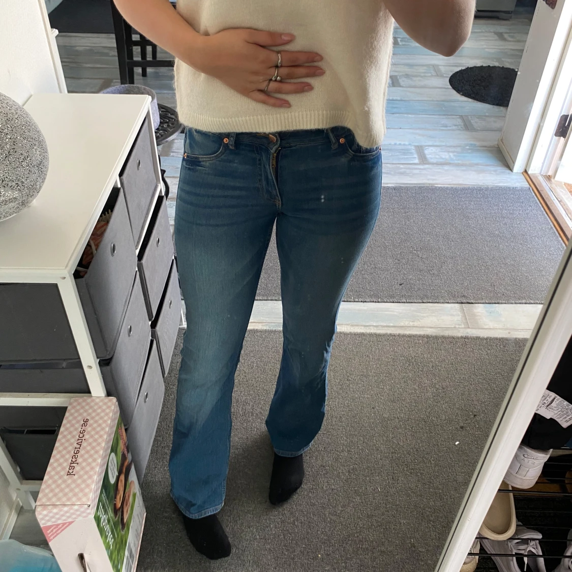 Blå jeans med bootcut
