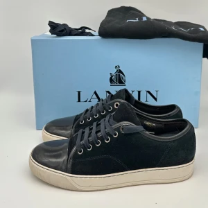 Lanvin Toe Cap - Säljer nu dessa lanvin  i storlek 39. De är i bra skick och har mycket kvar att ge.  Skriv om ni har några frågor. 🙏🏼🙌🏼 Små skavanker men inget som märks  ❗️❗️INGA BYTEN!!!! ❗️❗️