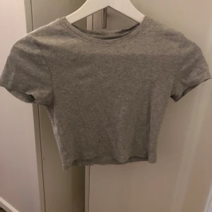 Grå plain t-shirt  - Grå t-shirt är i bra skick storlek S har haft på mig den Max 3 gånger 