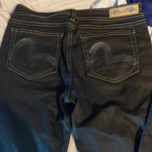 Evisu x puma - Riktigt feta byxor i prima skick bara för skinny för mig. Säljs för 700 på depop. Jag säljer de för 500.