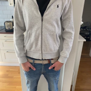 Polo ralph louren -  Polo Ralph Louren zip hoodie. Säljer för att den är för liten. Jätte bra skick 8/10 pris kan förhandlas vid snabb affär 