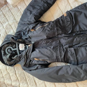 Vinterjacka - Mycket varm vinterjacka. Från North Bend. Storlek 38 och perfekt till vintern när de e kallt. Inga skavanker på jackan iheller utan den är i gott skick. 