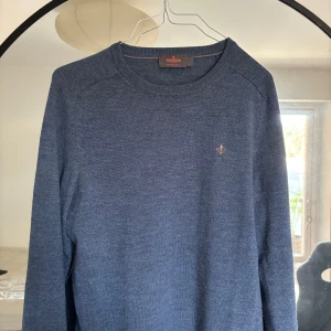 Morris tröja merino - En merino tröja från morris i en ljusblå färg. Tröjan är bara någon månad gammal så den är i fint skick. Skriv om du har några funderingar!