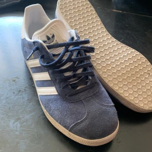 Adidas gazelle  - Storlek:38 2/3 Fint skick  Finns i nacka Stockholm 