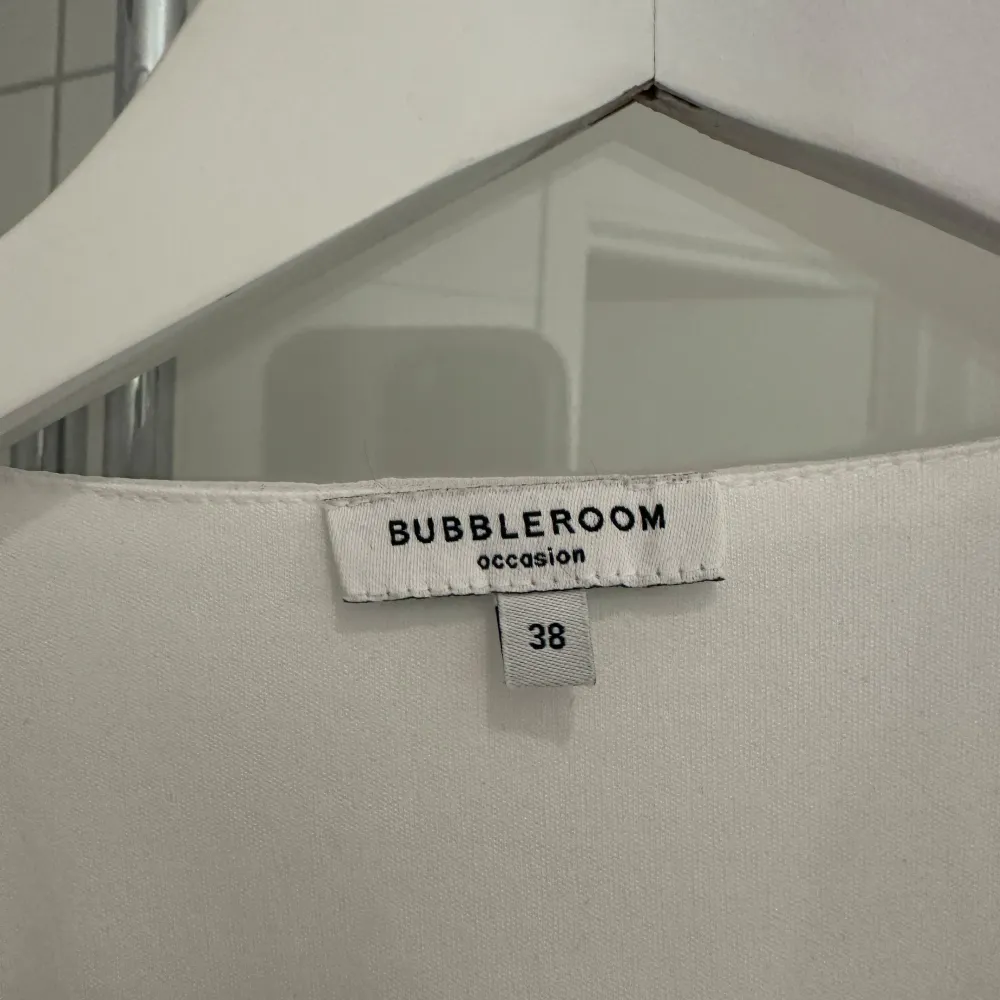 Säljer nu min fina studentklänning, endast använd på studenten. Den är som ny fortfarande . Mekot.
