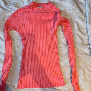 Rosa ribbad tröja från Gina Tricot - Säljer en superfin rosa ribbad tröja från Gina Tricot. Den är långärmad och har en tight passform som sitter snyggt på kroppen. Perfekt för både vardag och fest! 💖
