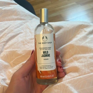 Wild jasmine doft  - Luktar jättegott och fräscht, är lite använd men har fortfarande mycket kvar