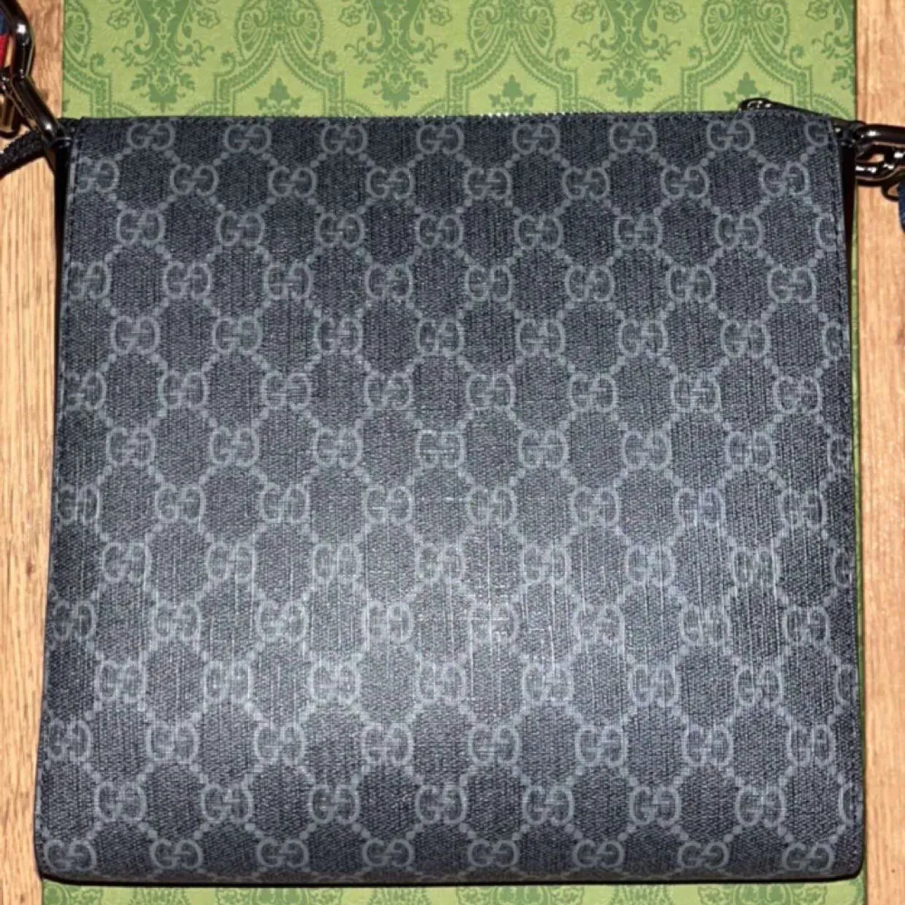 Svart Gucci Messenger bag  Dm om intresserad . Väskor.