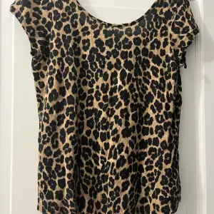 Leopard tröja från Gina tricot i strl m skulle passa s också  