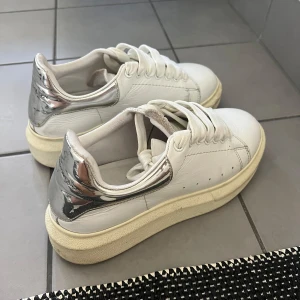 Alexander McQueen skor - Supersnygga äkta Alexander McQueen skor! Kontakta mig för mer bilder/ info. 