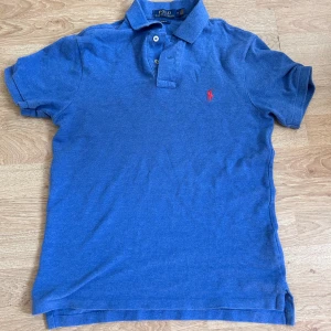 Ralph lauren piké  - Säljer nu denna feta polo ralph lauren piké. Väldigt bra skick knappt använd  Nypris: 1400kr