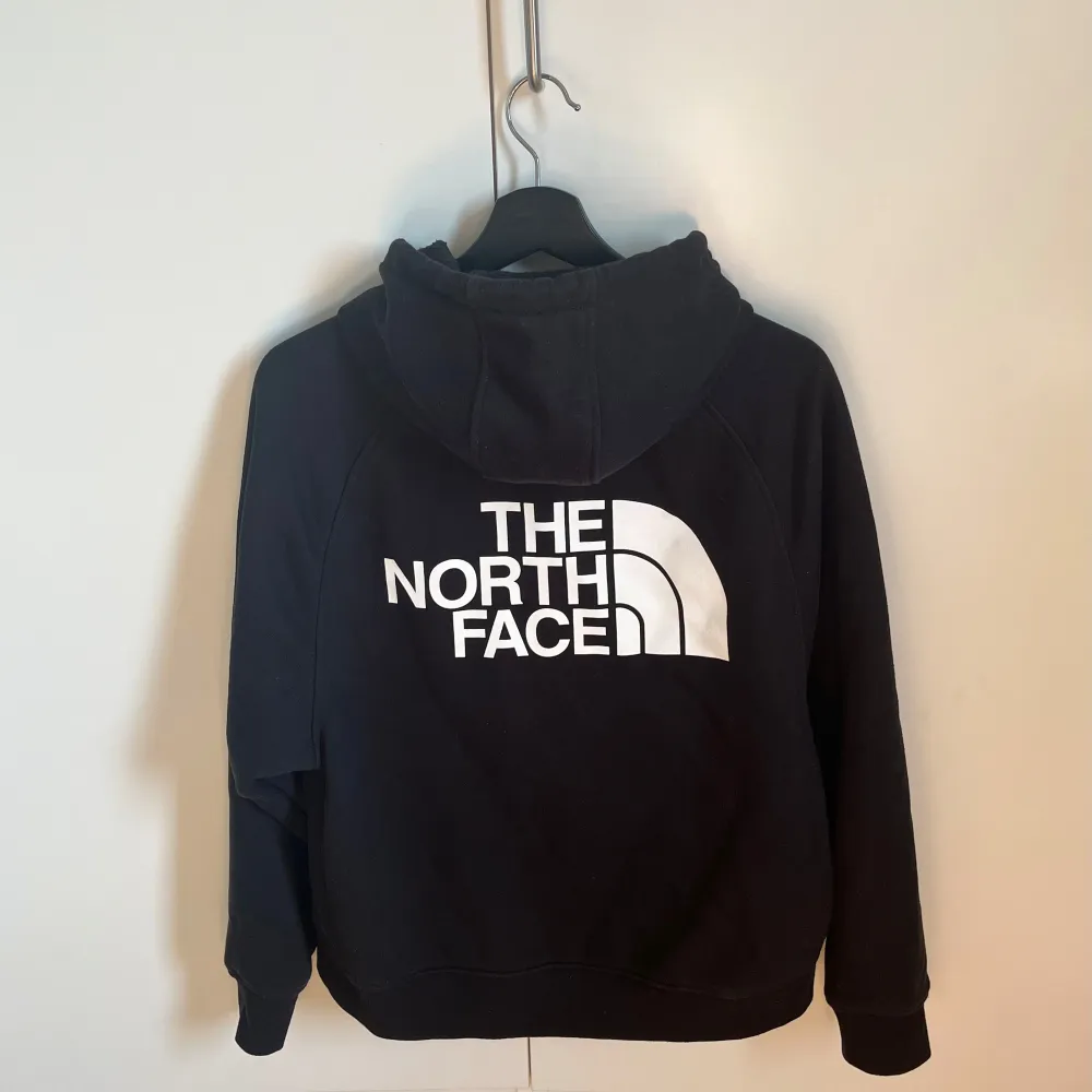 Knappt använd luvtröja från The North Face. Fickor med dragkedja. Kan mötas upp i Malmö eller frakta.. Hoodies.