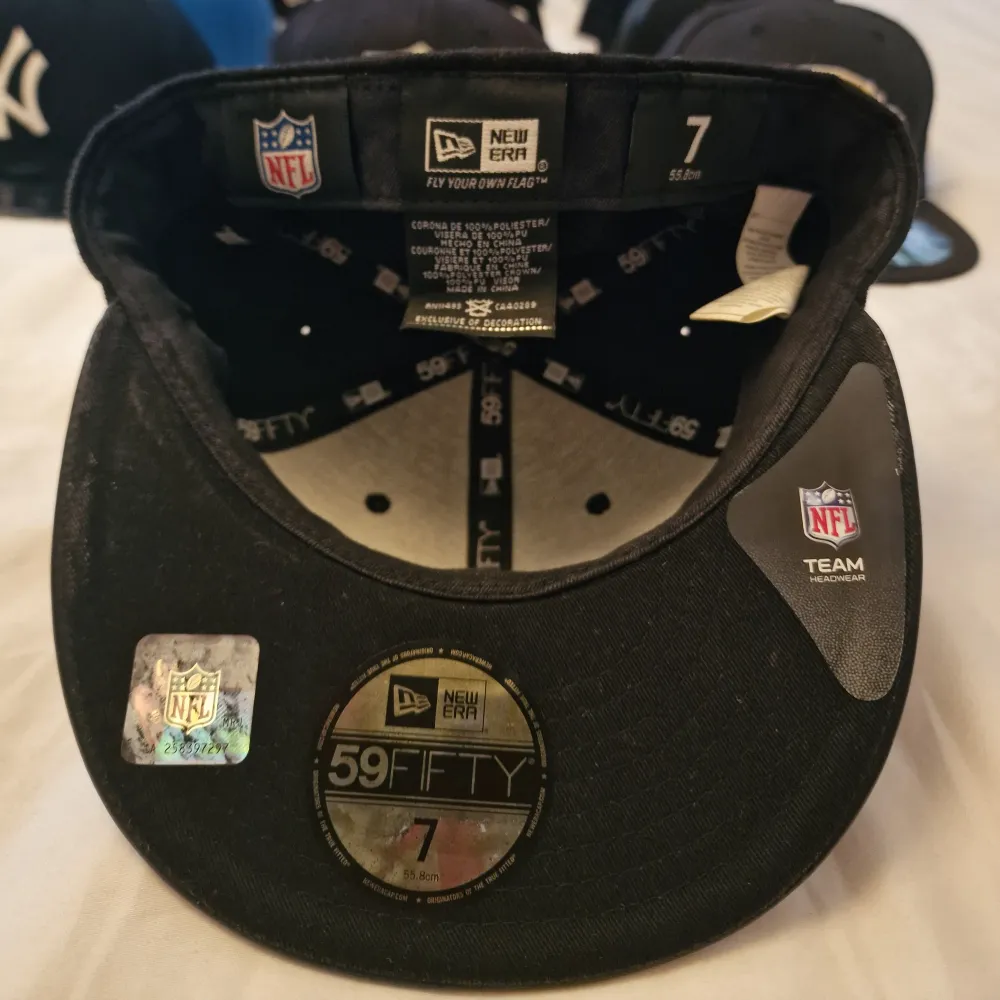 New Era Oakland Raiders Black on Black 59Fifty. Svart Polyester Crown & Svart läder Snapback.  Storlek: 7 (55.8cm). Sparsamt Använd!. Accessoarer.