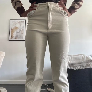 Beige jeans  - Bra skick men fläckar längst ner på byxbenen