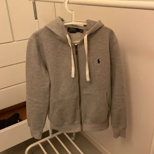 Ralph Lauren Zip - Riktigt fet zip hoodie från Ralph Lauren!! Toppskick och självklart äkta! Nypris 2300kr, mitt pris 1000! Pris ej hugget i sten, hör av er om ni har några frågor eller funderingar!