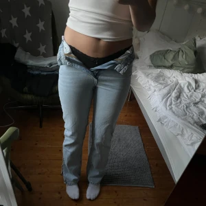 Jeans med slit  - Jeans från Bikbok med slit ner till, nya utan slitningar nertill eller andra defekter storlek W26 L32 som motsvarar en 36🩷