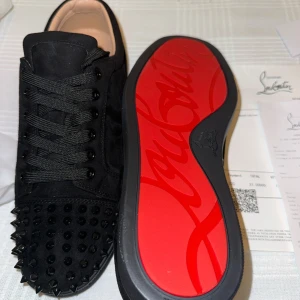 HELT NYA LOUBS  - HELT NYA LOUBS storlek 42 helt nya box medföljer kvitto dustbag loubs kort ingår även 3 extra taggar  