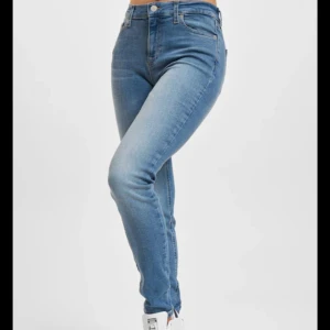 Blå skinny jeans - Säljer ett par snygga blå skinny jeans som är högmidjade. De är i bra skick och perfekta för både vardag och fest. Jeansen har en klassisk femficksdesign och stängs med dragkedja och knapp. Superbekväma och stretchiga!