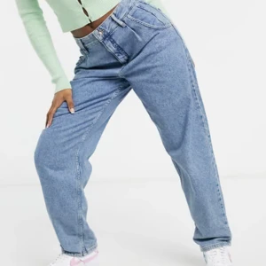 Blå baggy jeans - Säljer ett par snygga blå baggy jeans. De har en avslappnad passform och är perfekta för en chill vardagslook. Jeansen har klassiska fem fickor och stängs med dragkedja och knapp. Perfekta för både vår och höst!
