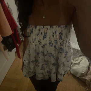 Fin topp/volangkjol - Fin volangkjol som även kan användas som bandeau topp. Aldrig använd köpt ett år sedan.