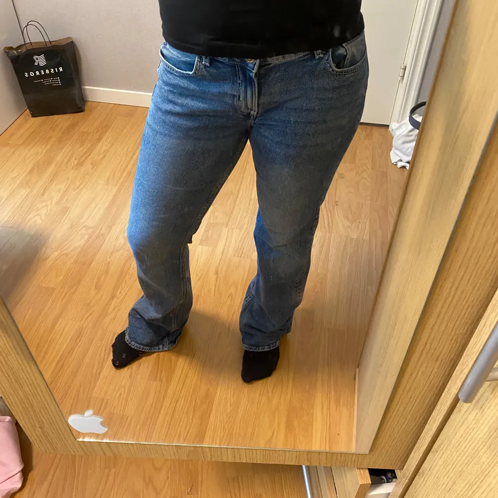 Fina jeans, säljer då de är lite stora på mig. Men om de hade varit lite mindre hade jag älskat dem. Priset kan diskuteras . Jeans & Byxor.