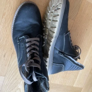 Kängor från Muzzo - Läderkängor i bra skick från Muzzo