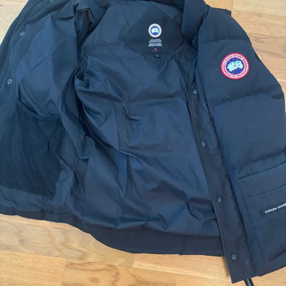 Canada Goose väst kemtvättad och fräsch, använd ett par gånger, ny skick!. Jackor.