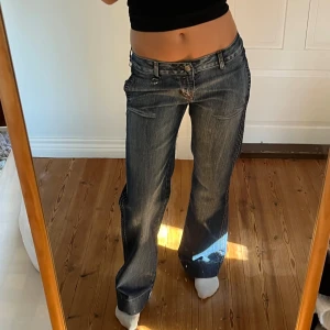 Lågmidjade vintage jeans  - Midjemått( rätt över): 40cm  Inerbenslängd: 82cm   Köp dem via ”KÖP NU” eller Swish  Modellen är 170 cm, inga defekter 💕 