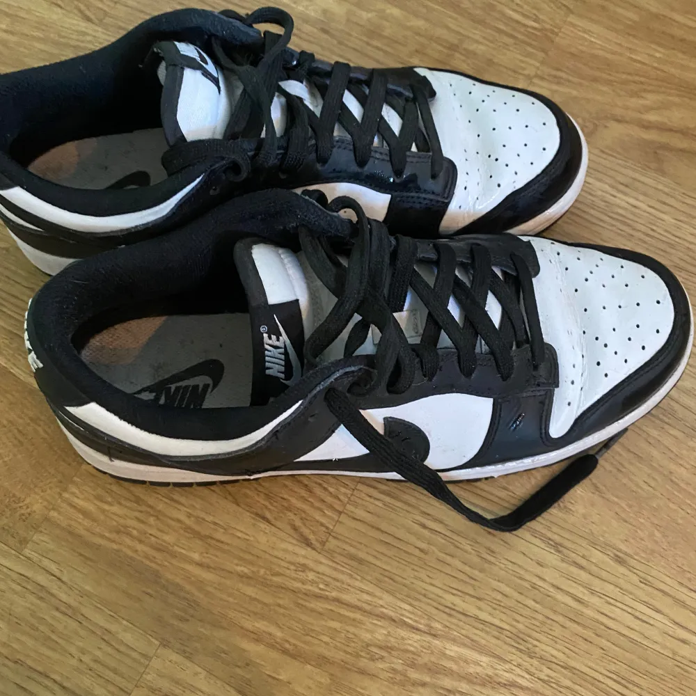 Storlek 42 Creaseade men inga defekter Nypris 1499kr på nikes hemsida. Skor.