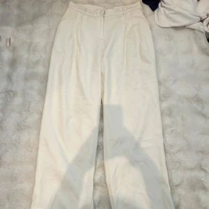 Vita kostymbyxor - Superfina vita kostymbyxor från Åhléns, säljer eftersom dom inte passar mig. 