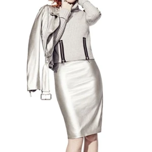 Jean Paul Gaultier by Lindex  - Eftertraktad kollektion som släpptes 2014 sålde slut direkt och andrahands värdet är högt!   Limited Edition   Kjolen har legat nerpackad och förvarad och därav lite skrynklig på bilden men i gott skick utan skador och dragkedja hela vägen baktill. 