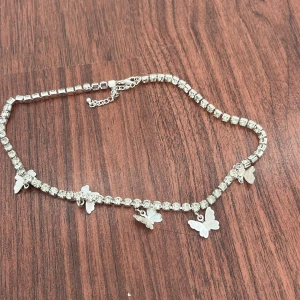 Silvrigt halsband med fjärilar  - Silvrigt halsband med fjärilar från new yorker 