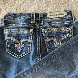 Rock revival jeans - Skit snygga rock revival jeans, snygga detaljer på fickorna. Har sytt in jeansen till mer lågmidjade vilket jag tyckte blev mycket snyggare❤️