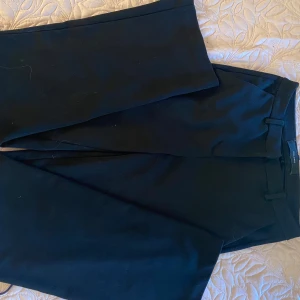 Mid waist kostym byxor  - Svarta kostymbyxor skulle säga att dom är mid waist på mig 