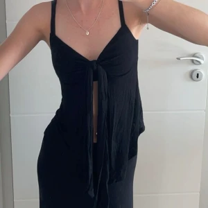 Linne med knytning - Linne med knytning vid brösten från Gina Tricot. Aldrig kommit till användning. Nypris 259kr🖤